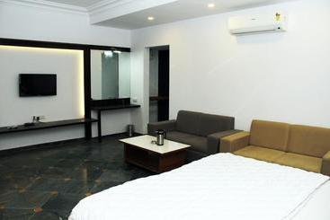 Отель The Grand Midway