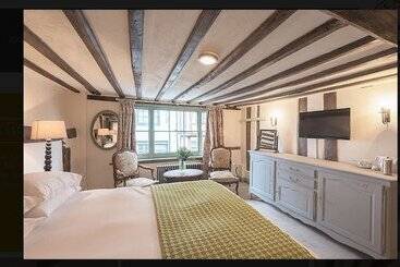 تختخواب و صبحانه The Standard Inn