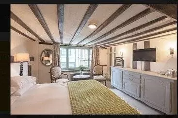 تختخواب و صبحانه The Standard Inn