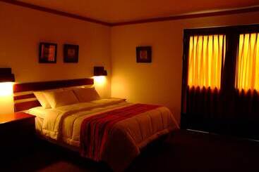 Hotel Explorer Deluxe