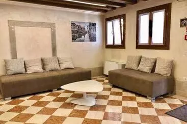 ユースホステル Domus Clugiae