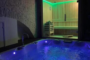 ベッドアンドブレックファースト Augustus Luxury Suite