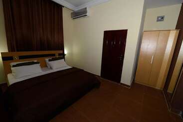 Momak 1 Hotel & Suites