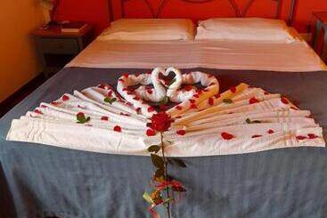 تختخواب و صبحانه Aziyz Camere