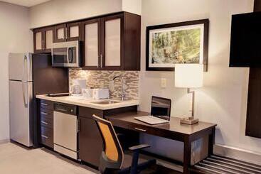 Отель Days Inn & Suites By Wyndham Port Arthur