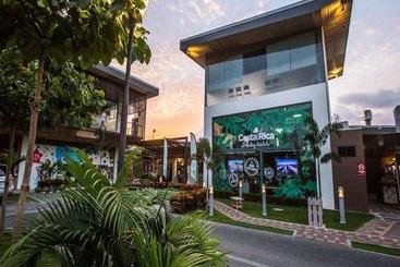 هتل Macaws Ocean Club