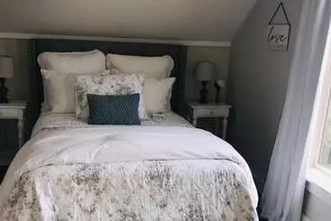 ホテル The Farmhouse Inn & Kitchen, 2 Blocks From Downtown Whitefish, Montana