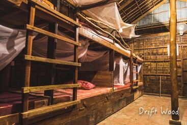 Driftwood Hostel And Bungalows