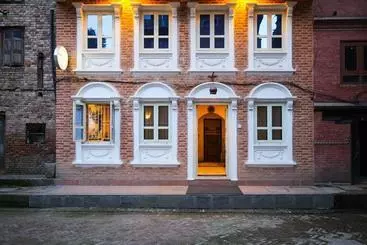 هتل De  Courtyard