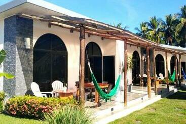 Hotel Show Pony Beach Resort And Suites