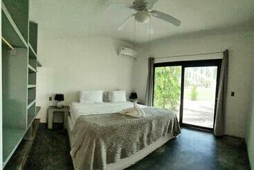 Hotel Show Pony Beach Resort And Suites