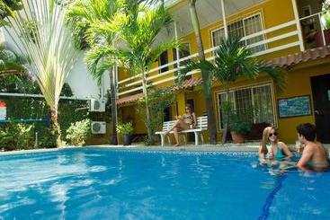 تختخواب و صبحانه Laura S House