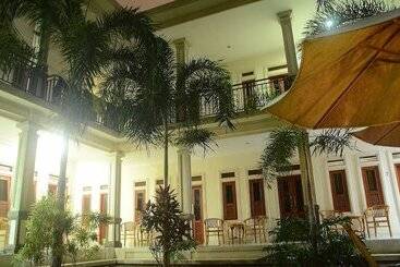 פנסיון Budget Door Legian Inn