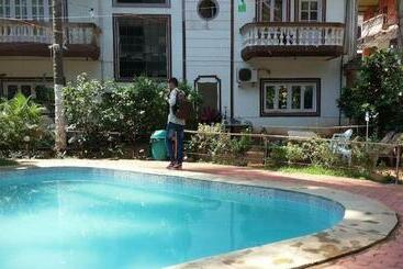 Отель Sunny Holiday Inn