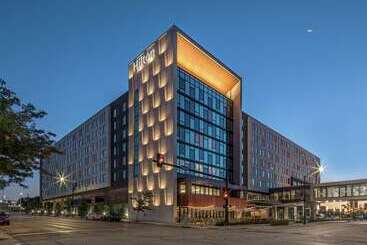 בית מלון כפרי Hilton Des Moines Downtown