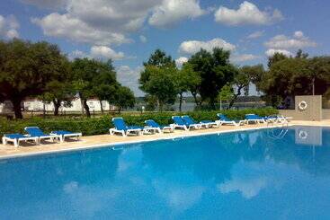 בית מלון כפרי Parque De Campismo Orbitur Montargil