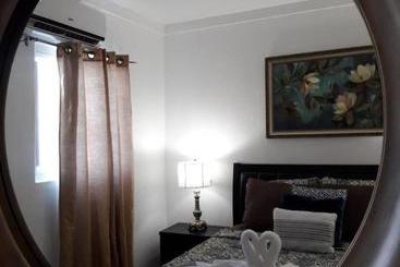 ツーリストアパートメント Bell At The Airport Suites   Adults Only