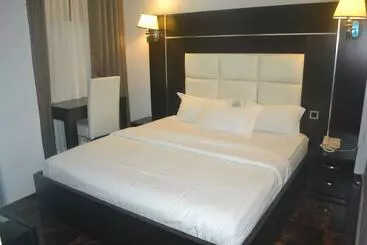 Hotel Mac Dove Lounge & Suites Ltd