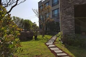דירות לתיירים Bookchon Place Jeju