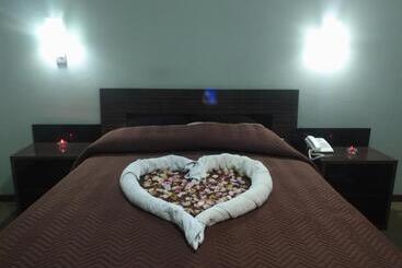 בית מלון כפרי Hostal Costa De Marfil Suites & Apartamentos