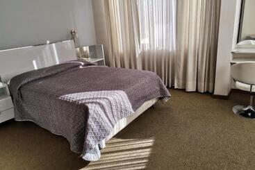 ホテル Hostal Costa De Marfil Suites & Apartamentos