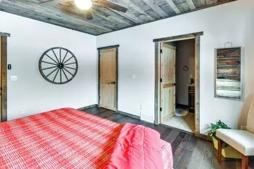 Mökkimajoitus Perfect For Families: Custom Built Harrison Cabin!