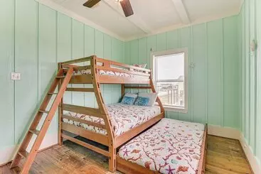 Landhus Walk To Beach: Home W/ Hot Tub & Deck In Gilchrist