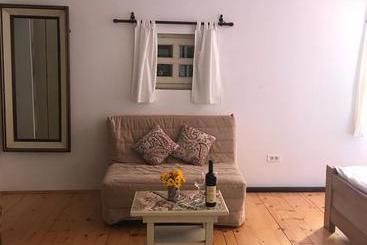 تختخواب و صبحانه Dembelija Rooms