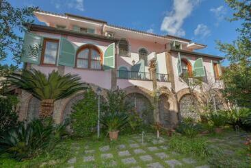 تختخواب و صبحانه L Elisea Maison De Charme