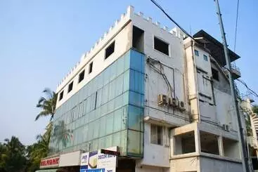 Hotel Oyo 9902 Nedumparambil Residency