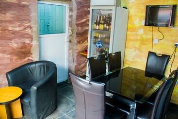 هتل Glass House Suites Annex