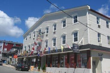 Отель Smugglers Cove Inn