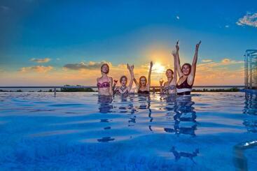 Hotel Silver Sands Serenity