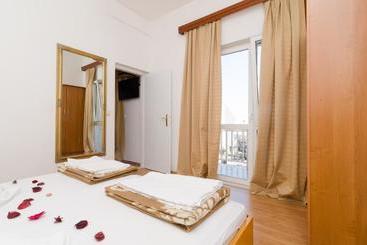 هتل Apartments Senjo