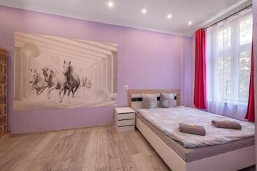 בית מלון כפרי Hostel 70s And Queen Apartments