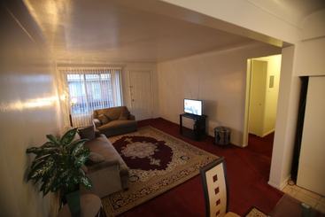 酒店 The Dearborn Suites