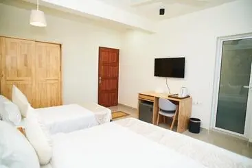 هتل Yuvi Blue Maldives & Spa