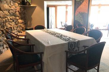 Отель Auberge Du Lac Dore