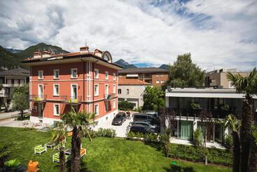 ホテル Holiday Iv Gardan