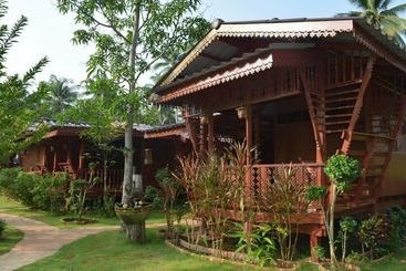 ホテル Reuanmai Onanong