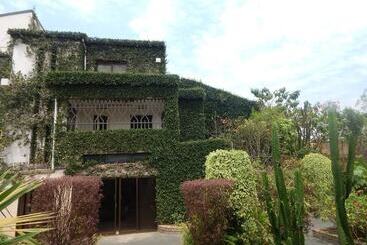 Bed & Breakfast Flame Tree Village