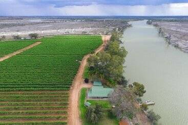 Mundic Waterfront Cottages