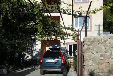 تختخواب و صبحانه Elmira