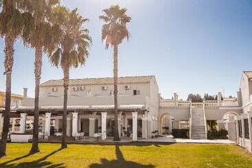 هتل Olive Grove Beachfront