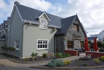 Pensionat Keanes Of Curraheen, Bar, Restaurant & Accommodation