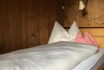 Vandrarhem Gasthaus Spinas