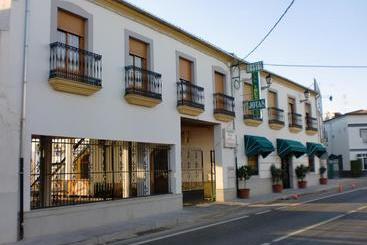 פנסיון Hostal Las Tres Jotas