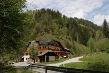 Albergue Guest House And Museum Firšt