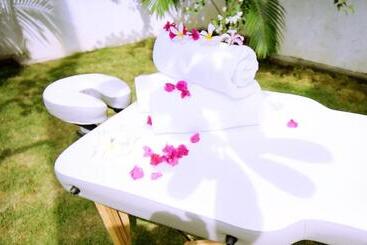 Hotel The Flame Tree Estate &