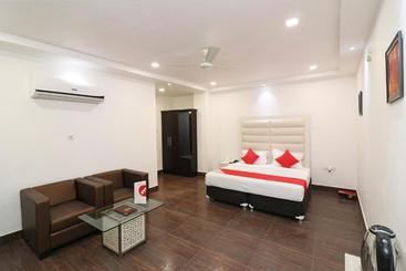 Oyo 23722 Hotel Avaa Continental